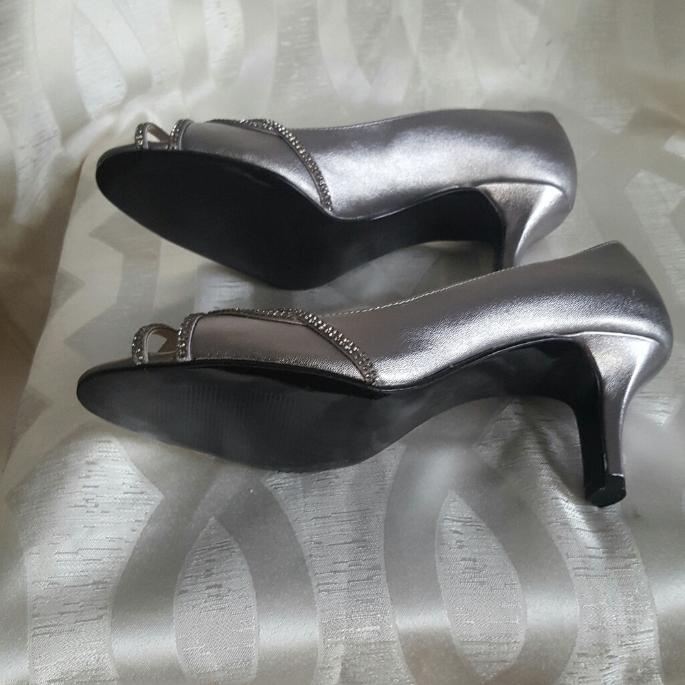 Shoes - Picture 4 of 8